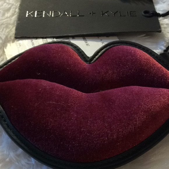 Kendall & Kylie Burgundy Lip Key Fob - Picture 2 of 3